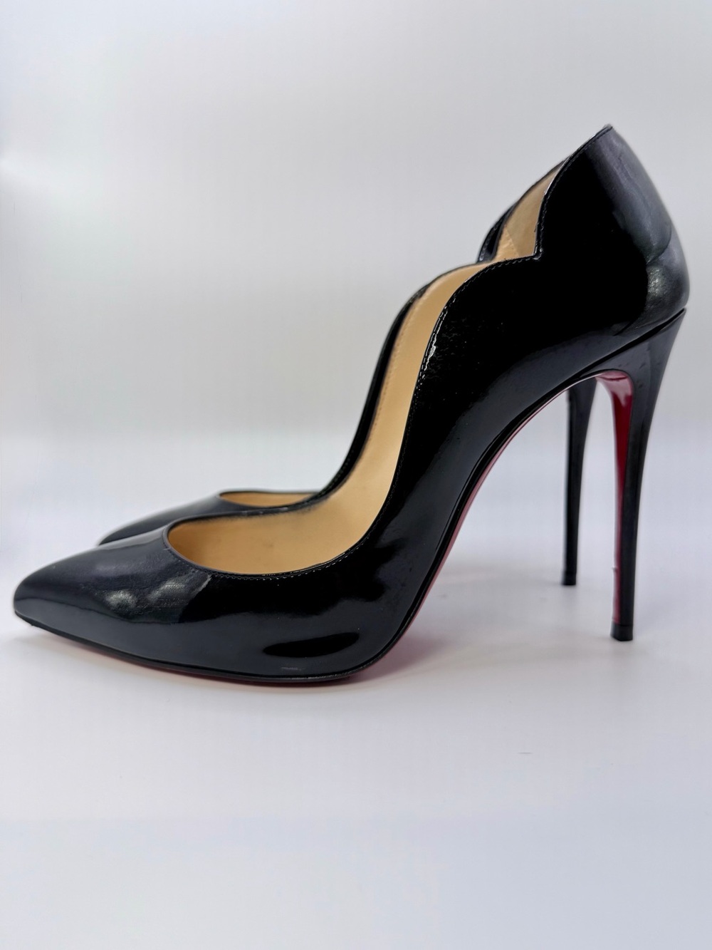 Manolo Blahnik Black Patent High Heel Pointed Toe Pumps- Pre-Owned